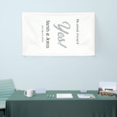 彼は彼女に尋ね、彼女はシンプルな銀のエンゲージメントリングにイエスと言った 横断幕 (トレードショー)