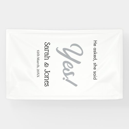 彼は彼女に尋ね、彼女はシンプルな銀のエンゲージメントリングにイエスと言った 横断幕 (横)