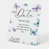 彼は彼女与えの蝶のブライダルシャワー日のサイン 台座サイン (正面)
