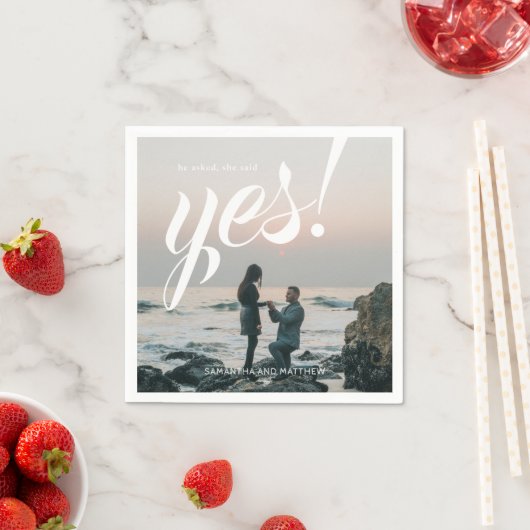 彼は彼女頼がYesの婚約写真のパーティーと言った スタンダードカクテルナプキン (インサイチュ)