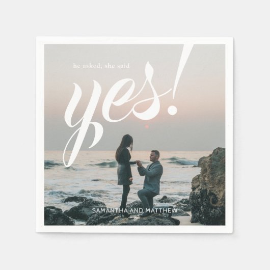 彼は彼女頼がYesの婚約写真のパーティーと言った スタンダードカクテルナプキン (正面)