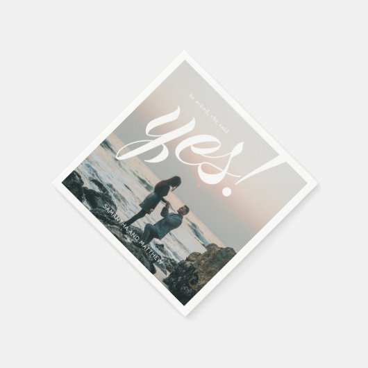 彼は彼女頼がYesの婚約写真のパーティーと言った スタンダードカクテルナプキン (角)