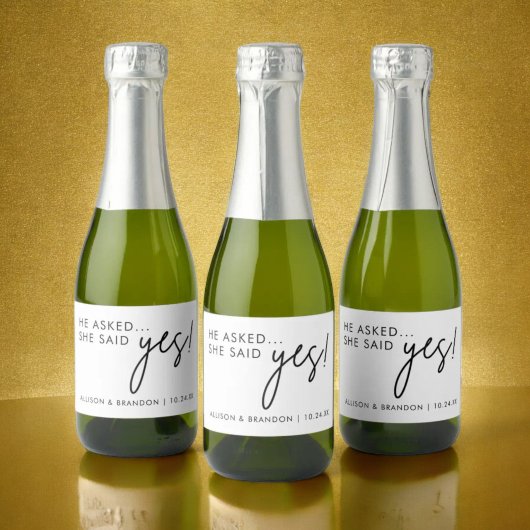 彼は彼女頼はYesの婚約パーティの好意と言った スパークリングワインラベル