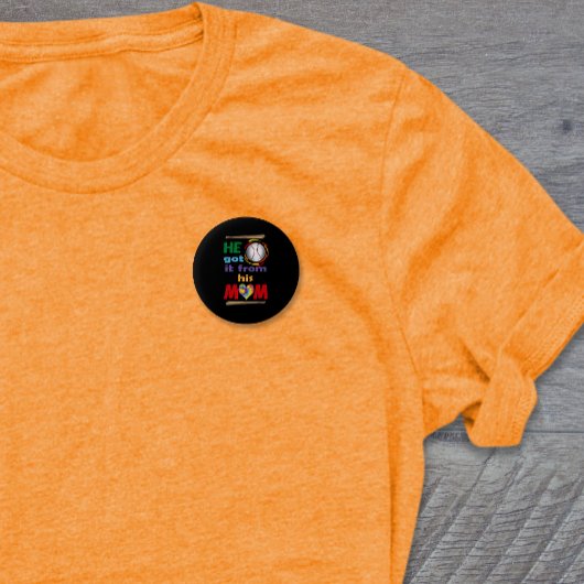 彼は得母親から 缶バッジ