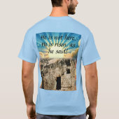 「彼は復活した」聖書の言葉と空の墓 Tシャツ (裏面)