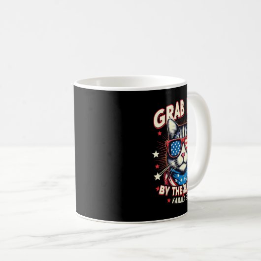 彼は投票カマラ2024猫好きアメリカ国旗で コーヒーマグカップ (正面右)