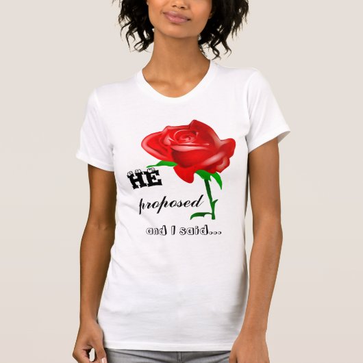 彼は提案し、私はお祝い婚約の賛成しました Tシャツ (正面)
