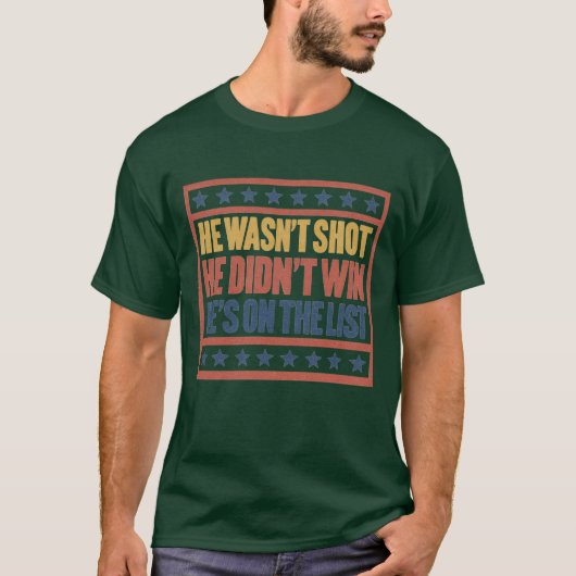 彼は撃たれていない 彼は勝っていない 彼はリストに載っている Tシャツ (正面)