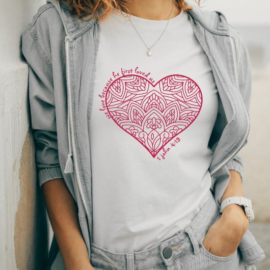 彼は最初に私たちを愛した1ヨハネ4:19赤いハートクリスチャン Tシャツ