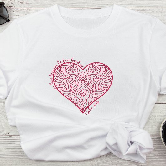 彼は最初に私たちを愛した1ヨハネ4:19赤いハートクリスチャン Tシャツ