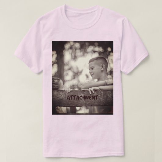 彼は毎日オフィスにきちんとした白シャツで出勤します。 Tシャツ (デザイン正面)