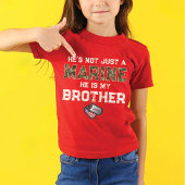 彼は海だけでなく私の兄の軍隊犬のラベル Tシャツ