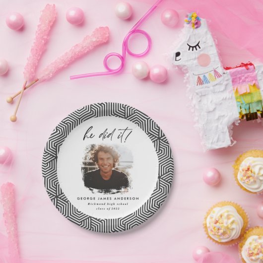 彼は灰色の幾何学的な写真卒業パーティーpをした ペーパープレート (パーティー)