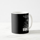 彼は狩猟生まれのおもしろいの狩りの狩猟者だった コーヒーマグカップ (正面右)