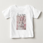 「彼は生まれ変わった」花付きピンクのバニー ベビーTシャツ (正面)