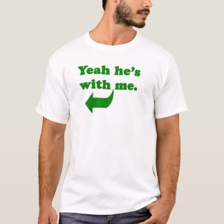 彼は私とええあります Tシャツ