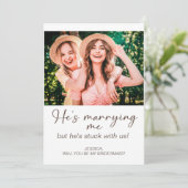 彼は私と結婚している私のBridesmaidの写真で身動きできない 招待状 (スタンド正面)