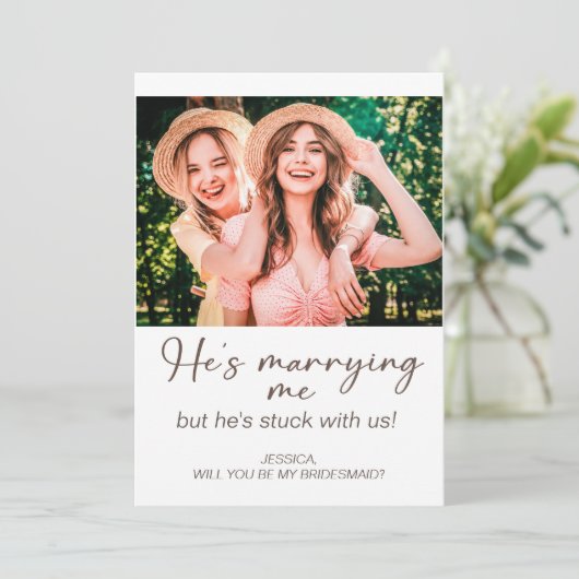彼は私と結婚している私のBridesmaidの写真で身動きできない 招待状 (スタンド正面)