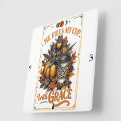 彼は私のカップを満たす… スクエア壁時計 (傾斜)