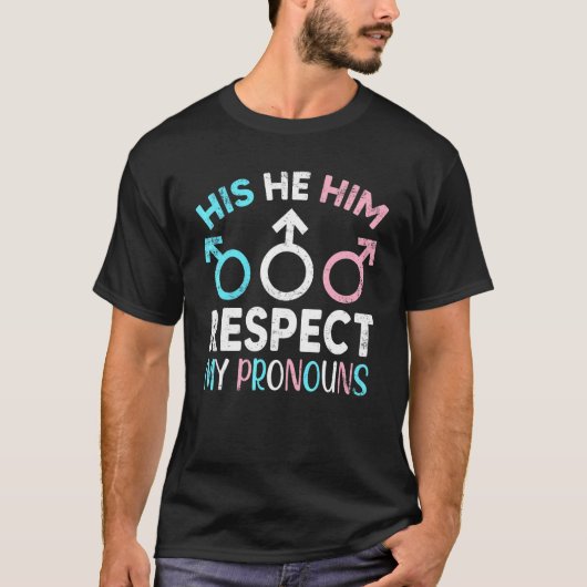 彼は私のトランスジェンダーPの代名詞を尊敬している Tシャツ (正面)
