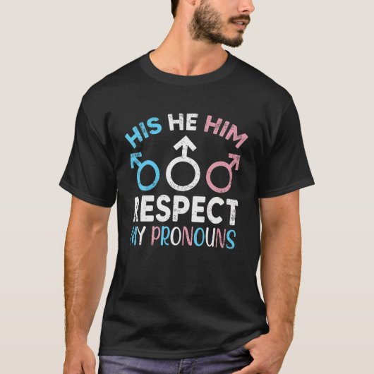 彼は私のトランスジェンダーPの代名詞を尊敬している Tシャツ (正面)