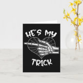 彼は私のトリック面白いハロウィンマッチングカップルの女の子 カード (黄色い花)