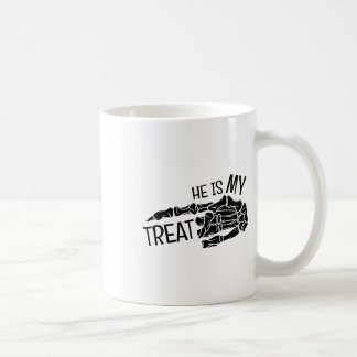 彼は私のトリートスケルトンのハンドハロウィンおもしろいカップル コーヒーマグカップ