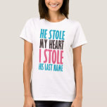 彼は私のハートを盗んだ Tシャツ<br><div class="desc">彼は私のハートを盗んだ、私は彼の姓を盗んだ。どんなカップルにも結婚した最適！</div>