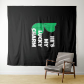 彼は私の幸運なチャームおもしろいSt patricks day・カップルT タペストリー (インサイチュ(横))
