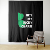 彼は私の幸運なチャームおもしろいSt patricks day・カップルT タペストリー (インサイチュ)