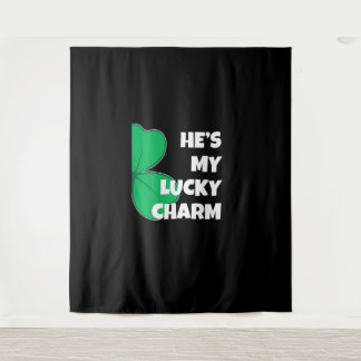 彼は私の幸運なチャームおもしろいSt patricks day・カップルT タペストリー