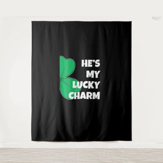 彼は私の幸運なチャームおもしろいSt patricks day・カップルT タペストリー (正面)