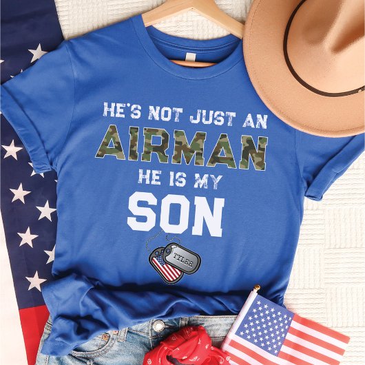 彼は私の息子の軍隊犬のタグだ Tシャツ