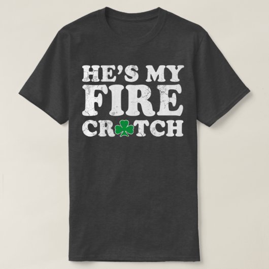 彼は私の火のクロッチSt patricks dayマッチングカップル Tシャツ (デザイン正面)