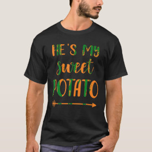 彼は私の甘いジャガイモのマッチングカップルThanksgiv Tシャツ