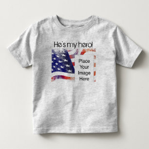 彼は私の英雄です! ワイシャツ トドラーTシャツ