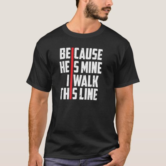 彼は私の薄い赤い線なので消防士の妻 Tシャツ (正面)