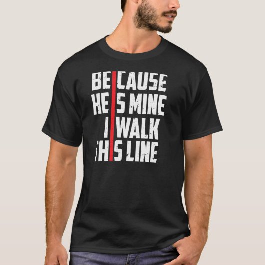 彼は私の薄い赤い線なので消防士の妻 Tシャツ (正面)
