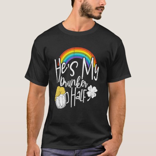 彼は私の酔っ払い半分St patricks dayマッチングクープル Tシャツ (正面)