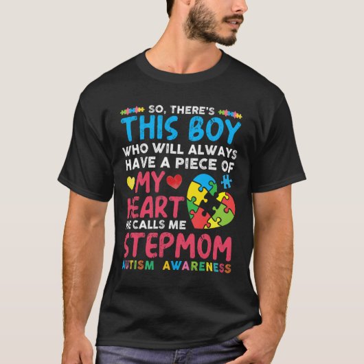 彼は私を義母の自閉症と呼ぶ少年がいる Tシャツ (正面)