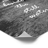 彼は私を静かな水の聖句の横に導く ポスター (角)