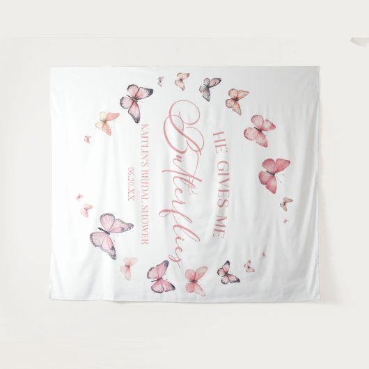 彼は私与えの蝶ソフトピンクのブライダルシャワー タペストリー (正面(横))