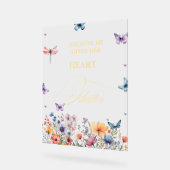 彼は私与えの蝶ワイルドフラワーブライダルシャワー アクリルサイン (傾斜)