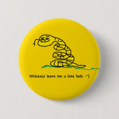 彼は私離れに一つのガッズデン国旗のパロディミームを置く 缶バッジ (正面)