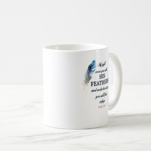 彼は羽毛を羽織って上げる コーヒーマグカップ (正面右)