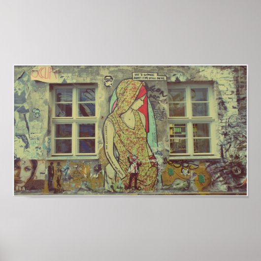 彼は行ったけど私はまだここにいる ポスター (正面)