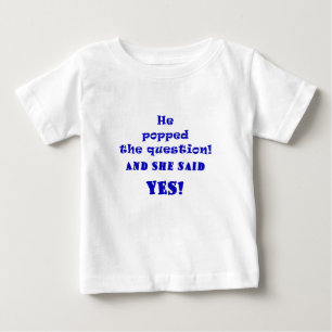 彼は質問をポップし、彼女はYesと言った ベビーTシャツ
