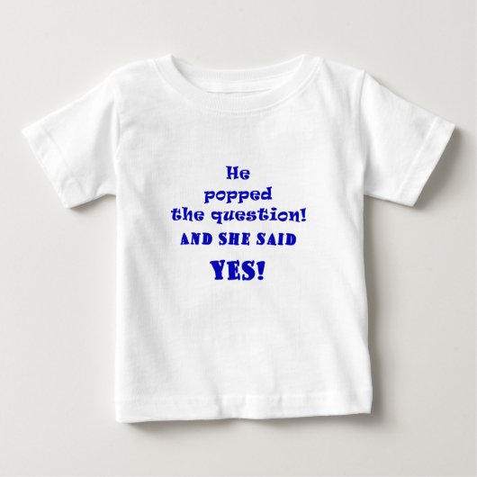彼は質問をポップし、彼女はYesと言った ベビーTシャツ (正面)