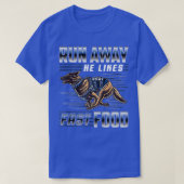 彼は走遠くにファストフードおもしろい警察K9のサービスが好きだ Tシャツ (デザイン正面)