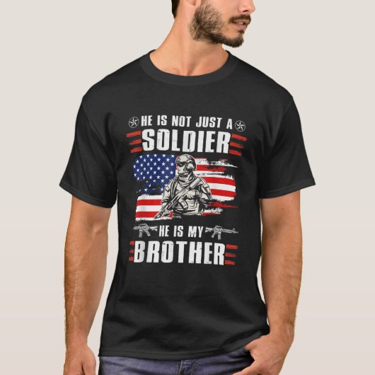 彼は軍人ではない彼は私の兄弟アメリカである Tシャツ (正面)